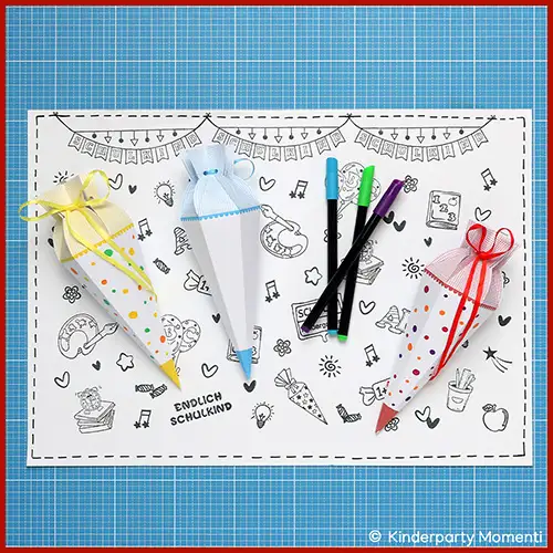 Drei kleine Schultüten aus Papier mit bunten Punkten und Schleifen liegen auf einem mit Schulmotiven bedruckten Papier, daneben liegen drei bunte Filzstifte