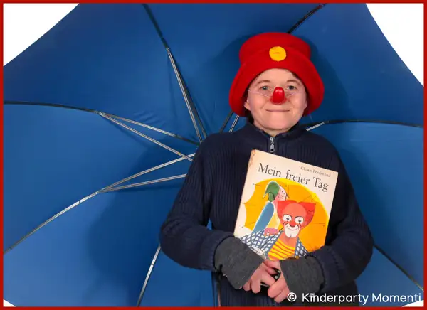 Autorin - Kinderparty DIY Momenti Frau mit Regenschirm und Buch in der Hand