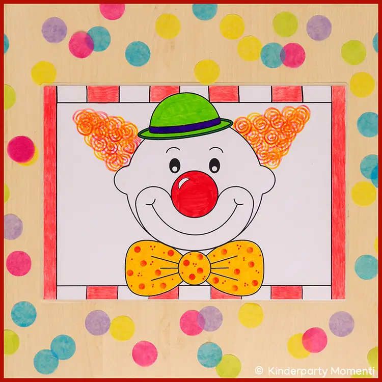 Tischset mit lachendem Clowngesicht, grünem Hut, roter Nase, orangenem lockigem Haar und gelber gepunkteter Fliege vor rot-weiß gestreiftem Hintergrund