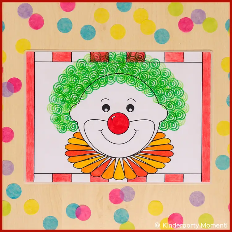Laminiertes Tischset mit einer gezeichneten Clownsgesichtsillustration mit lockigem Haar und roter Nase auf einem Holzuntergrund mit bunten Punkten