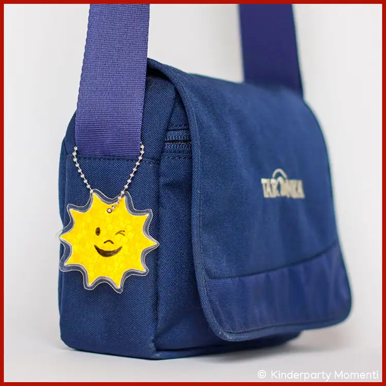 DIY Sonne Anhänger aus Reflektorfolie Ein selbst gebastelter Sonne Reflektoren Anhänger aus Reflektorfolie an einer Handtasche