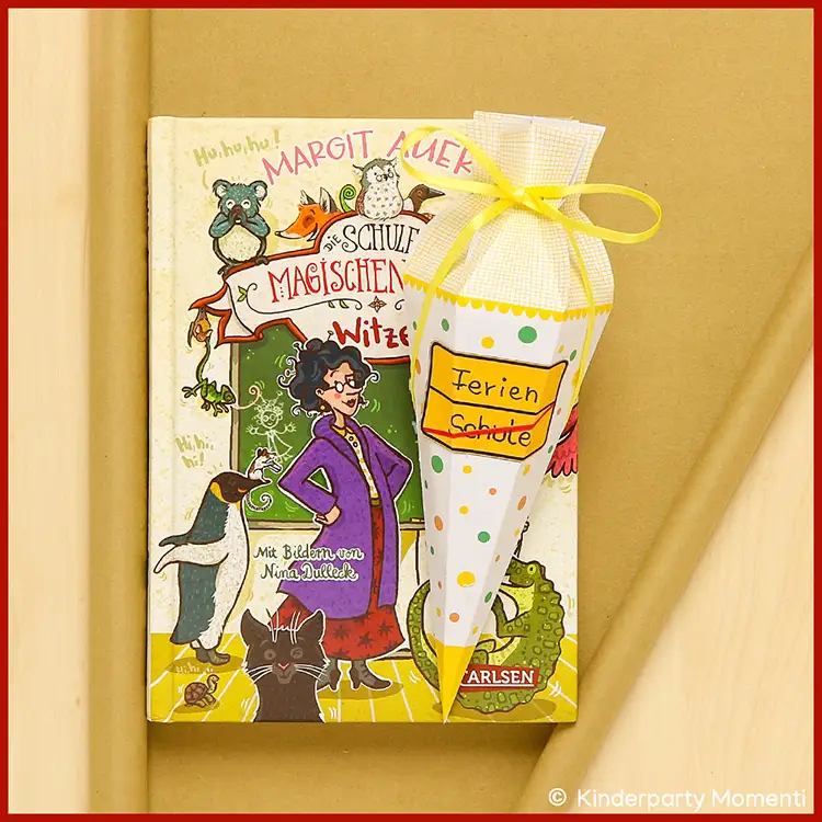 Kleine Schultüte als Geschenkzugabe für besondere Meilenstein Momente Schultüte mit gelbem Band und Aufschrift 'Ferien Schule' vor Kinderbuch mit bunten Tierillustrationen und Frau in lila Jacke