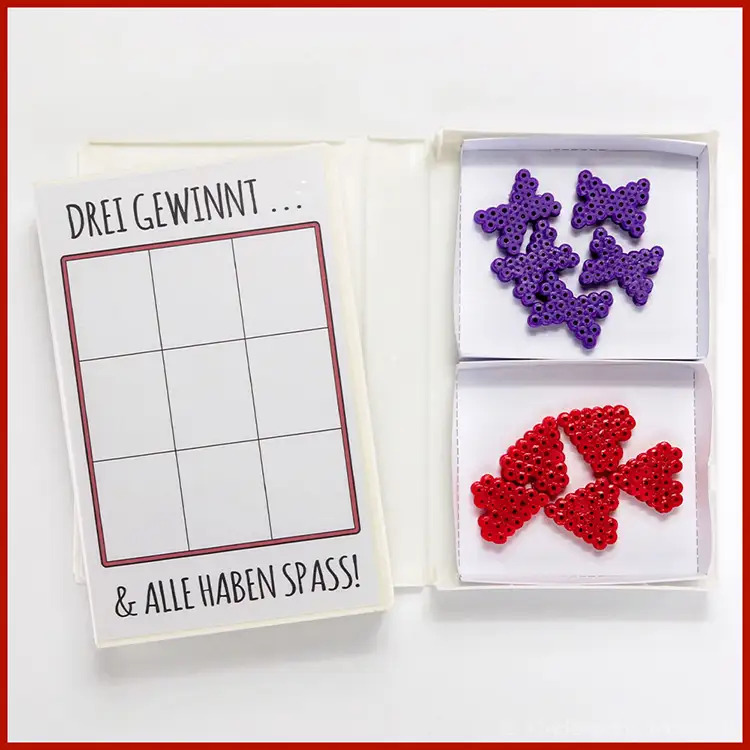 VS-Hülle zur Spiele Aufbewahrung Offene VHS-Kassettenhülle in der Spielfiguren für ein Tic-Tac-Toe Spiel aufbewahrt werden.