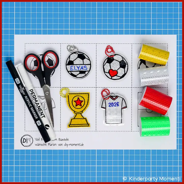 Bastelmaterial & Vorlagen für Fußball Anhänger aus Reflektorband Bastelvorlage mit Fußballanhängern, Schere, Permanentmarker und buntem Klebeband auf blauer Bastelmatte