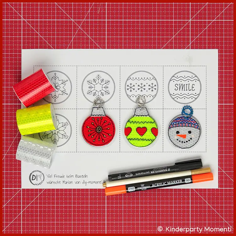Reflektoren Weihnachtskugel Anhänger selber machen Bastelvorlage für Weihnachtskugel Anhänger, daneben bunte Klebefolien und Marker.